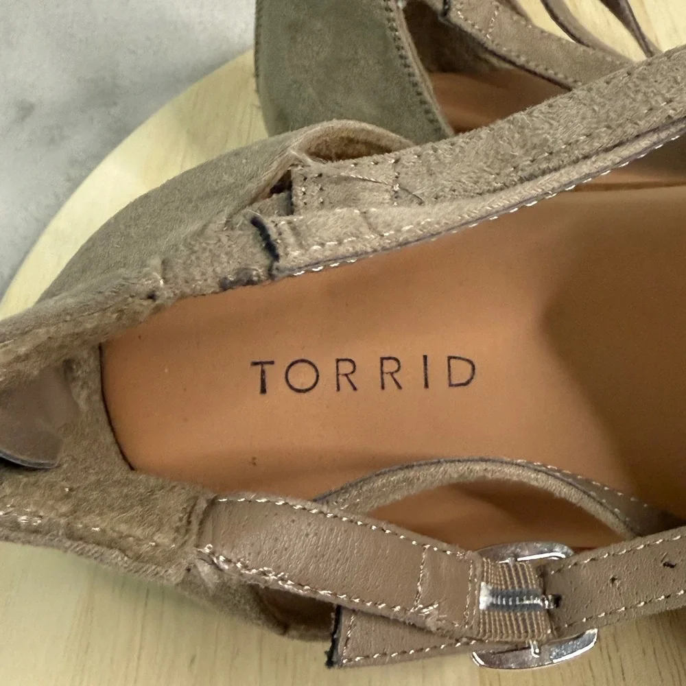Torrid Womens Wide Width Gladiator Thong Sandals Taupe Brown Strappy Back Zip